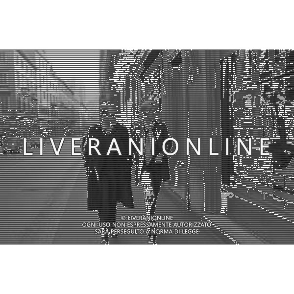ENRICO MARIA SALERNO CON LA COMPAGNA ALICE KESSLER PER LE VIE DELLA CITTA\' DI MILANO NEL MARZO 1971 - RETROSPETTIVA ©Archivio Giovanni Liverani /AGENZIA ALDO LIVERANI SAS
