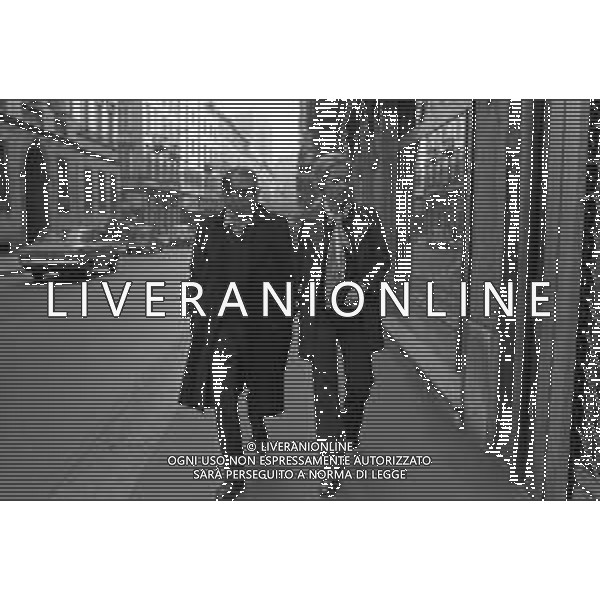 ENRICO MARIA SALERNO CON LA COMPAGNA ALICE KESSLER PER LE VIE DELLA CITTA\' DI MILANO NEL MARZO 1971 - RETROSPETTIVA ©Archivio Giovanni Liverani /AGENZIA ALDO LIVERANI SAS