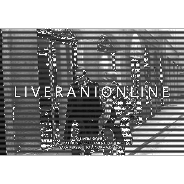 ENRICO MARIA SALERNO CON LA COMPAGNA ALICE KESSLER PER LE VIE DELLA CITTA\' DI MILANO NEL MARZO 1971 - RETROSPETTIVA ©Archivio Giovanni Liverani /AGENZIA ALDO LIVERANI SAS