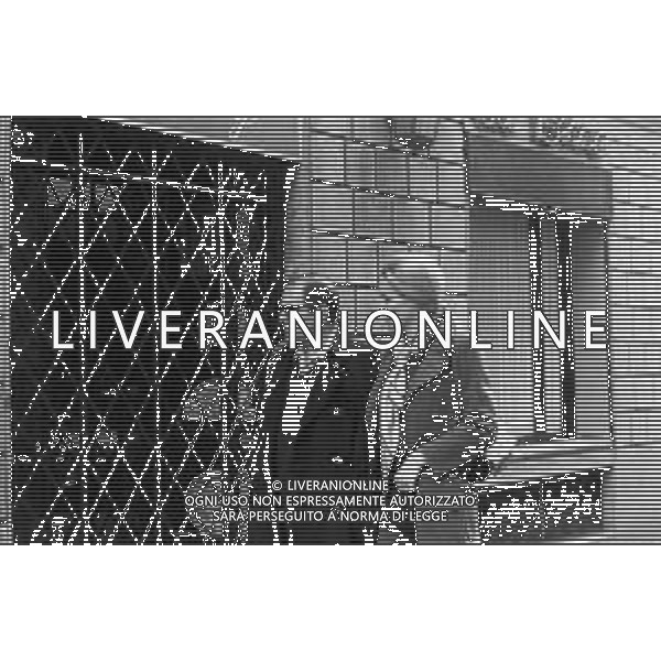 ENRICO MARIA SALERNO CON LA COMPAGNA ALICE KESSLER PER LE VIE DELLA CITTA\' DI MILANO NEL MARZO 1971 - RETROSPETTIVA ©Archivio Giovanni Liverani /AGENZIA ALDO LIVERANI SAS
