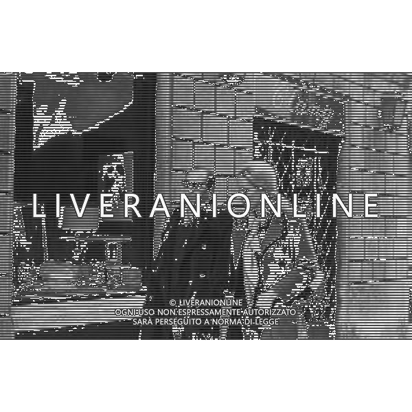 ENRICO MARIA SALERNO CON LA COMPAGNA ALICE KESSLER PER LE VIE DELLA CITTA\' DI MILANO NEL MARZO 1971 - RETROSPETTIVA ©Archivio Giovanni Liverani /AGENZIA ALDO LIVERANI SAS