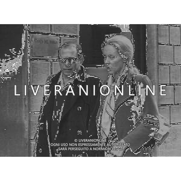 ENRICO MARIA SALERNO CON LA COMPAGNA ALICE KESSLER PER LE VIE DELLA CITTA\' DI MILANO NEL MARZO 1971 - RETROSPETTIVA ©Archivio Giovanni Liverani /AGENZIA ALDO LIVERANI SAS