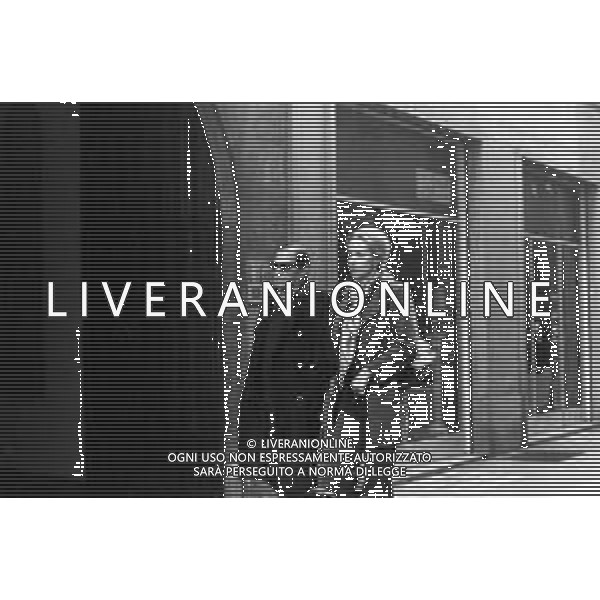ENRICO MARIA SALERNO CON LA COMPAGNA ALICE KESSLER PER LE VIE DELLA CITTA\' DI MILANO NEL MARZO 1971 - RETROSPETTIVA ©Archivio Giovanni Liverani /AGENZIA ALDO LIVERANI SAS