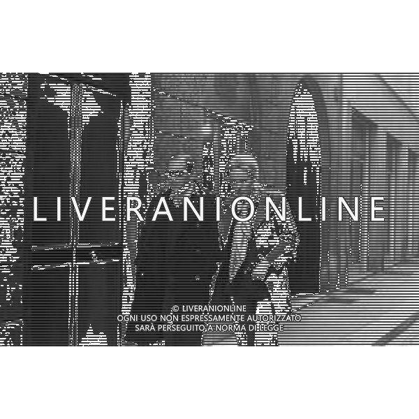 ENRICO MARIA SALERNO CON LA COMPAGNA ALICE KESSLER PER LE VIE DELLA CITTA\' DI MILANO NEL MARZO 1971 - RETROSPETTIVA ©Archivio Giovanni Liverani /AGENZIA ALDO LIVERANI SAS