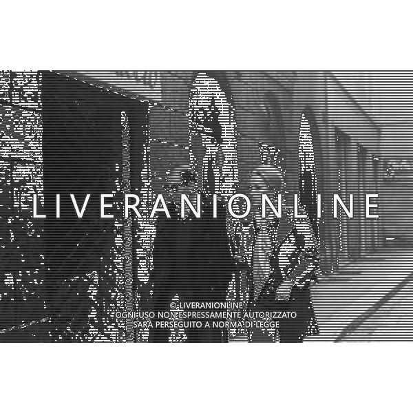 ENRICO MARIA SALERNO CON LA COMPAGNA ALICE KESSLER PER LE VIE DELLA CITTA\' DI MILANO NEL MARZO 1971 - RETROSPETTIVA ©Archivio Giovanni Liverani /AGENZIA ALDO LIVERANI SAS