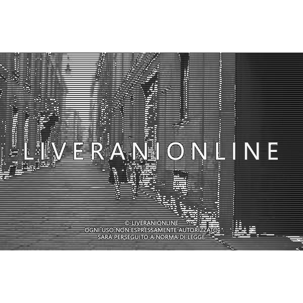 ENRICO MARIA SALERNO CON LA COMPAGNA ALICE KESSLER PER LE VIE DELLA CITTA\' DI MILANO NEL MARZO 1971 - RETROSPETTIVA ©Archivio Giovanni Liverani /AGENZIA ALDO LIVERANI SAS