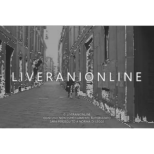 ENRICO MARIA SALERNO CON LA COMPAGNA ALICE KESSLER PER LE VIE DELLA CITTA\' DI MILANO NEL MARZO 1971 - RETROSPETTIVA ©Archivio Giovanni Liverani /AGENZIA ALDO LIVERANI SAS