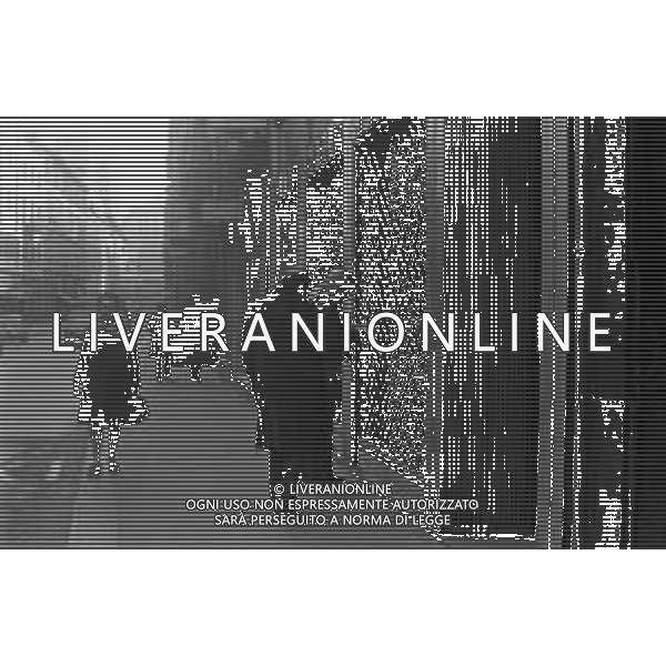 ENRICO MARIA SALERNO CON LA COMPAGNA ALICE KESSLER PER LE VIE DELLA CITTA\' DI MILANO NEL MARZO 1971 - RETROSPETTIVA ©Archivio Giovanni Liverani /AGENZIA ALDO LIVERANI SAS