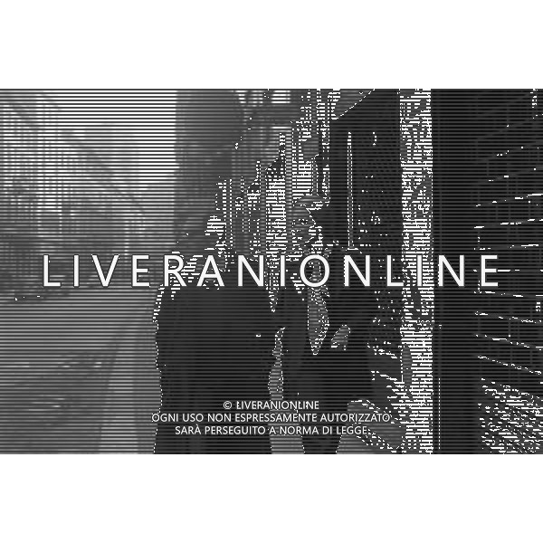 ENRICO MARIA SALERNO CON LA COMPAGNA ALICE KESSLER PER LE VIE DELLA CITTA\' DI MILANO NEL MARZO 1971 - RETROSPETTIVA ©Archivio Giovanni Liverani /AGENZIA ALDO LIVERANI SAS