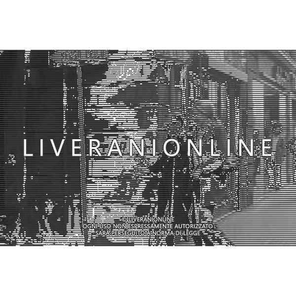 ENRICO MARIA SALERNO CON LA COMPAGNA ALICE KESSLER PER LE VIE DELLA CITTA\' DI MILANO NEL MARZO 1971 - RETROSPETTIVA ©Archivio Giovanni Liverani /AGENZIA ALDO LIVERANI SAS