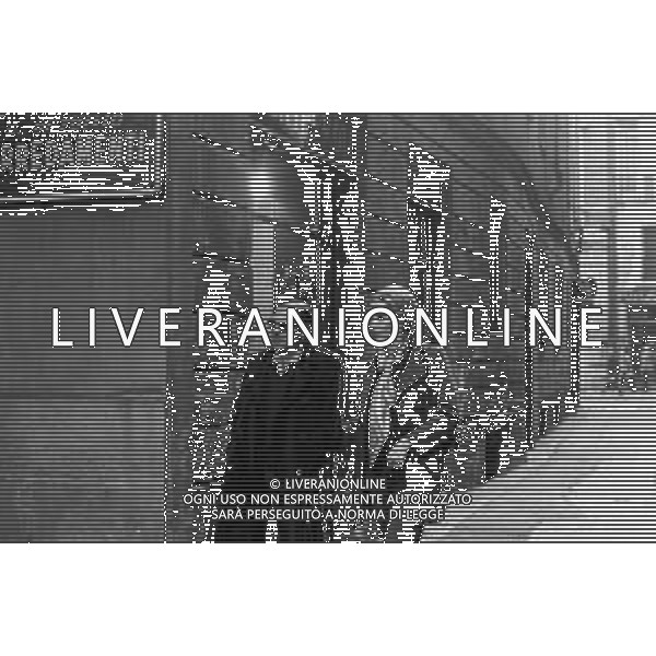 ENRICO MARIA SALERNO CON LA COMPAGNA ALICE KESSLER PER LE VIE DELLA CITTA\' DI MILANO NEL MARZO 1971 - RETROSPETTIVA ©Archivio Giovanni Liverani /AGENZIA ALDO LIVERANI SAS