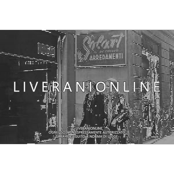 ENRICO MARIA SALERNO CON LA COMPAGNA ALICE KESSLER PER LE VIE DELLA CITTA\' DI MILANO NEL MARZO 1971 - RETROSPETTIVA ©Archivio Giovanni Liverani /AGENZIA ALDO LIVERANI SAS