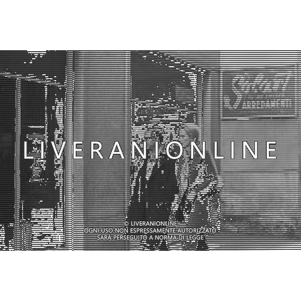 ENRICO MARIA SALERNO CON LA COMPAGNA ALICE KESSLER PER LE VIE DELLA CITTA\' DI MILANO NEL MARZO 1971 - RETROSPETTIVA ©Archivio Giovanni Liverani /AGENZIA ALDO LIVERANI SAS