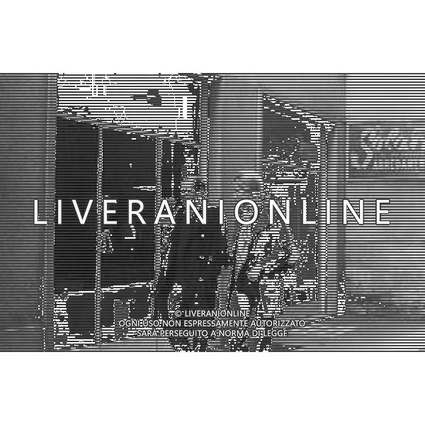 ENRICO MARIA SALERNO CON LA COMPAGNA ALICE KESSLER PER LE VIE DELLA CITTA\' DI MILANO NEL MARZO 1971 - RETROSPETTIVA ©Archivio Giovanni Liverani /AGENZIA ALDO LIVERANI SAS