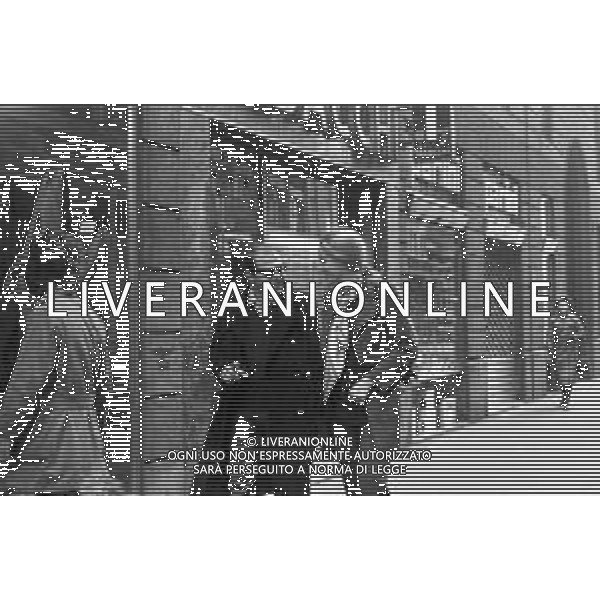 ENRICO MARIA SALERNO CON LA COMPAGNA ALICE KESSLER PER LE VIE DELLA CITTA\' DI MILANO NEL MARZO 1971 - RETROSPETTIVA ©Archivio Giovanni Liverani /AGENZIA ALDO LIVERANI SAS