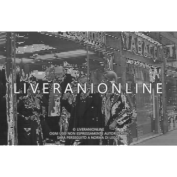 ENRICO MARIA SALERNO CON LA COMPAGNA ALICE KESSLER PER LE VIE DELLA CITTA\' DI MILANO NEL MARZO 1971 - RETROSPETTIVA ©Archivio Giovanni Liverani /AGENZIA ALDO LIVERANI SAS