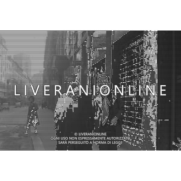 ENRICO MARIA SALERNO CON LA COMPAGNA ALICE KESSLER PER LE VIE DELLA CITTA\' DI MILANO NEL MARZO 1971 - RETROSPETTIVA ©Archivio Giovanni Liverani /AGENZIA ALDO LIVERANI SAS