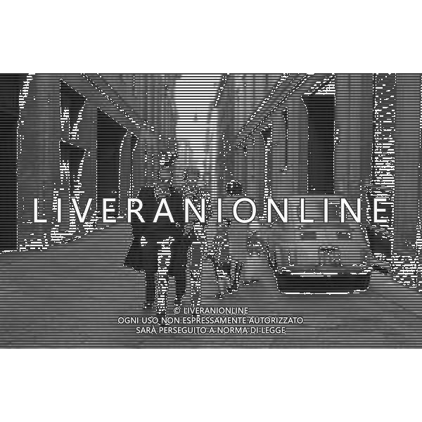 ENRICO MARIA SALERNO CON LA COMPAGNA ALICE KESSLER PER LE VIE DELLA CITTA\' DI MILANO NEL MARZO 1971 - RETROSPETTIVA ©Archivio Giovanni Liverani /AGENZIA ALDO LIVERANI SAS