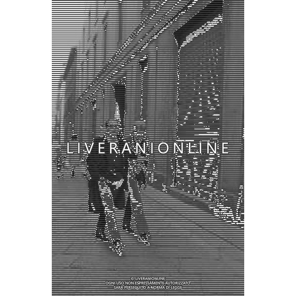 ENRICO MARIA SALERNO CON LA COMPAGNA ALICE KESSLER PER LE VIE DELLA CITTA\' DI MILANO NEL MARZO 1971 - RETROSPETTIVA ©Archivio Giovanni Liverani /AGENZIA ALDO LIVERANI SAS