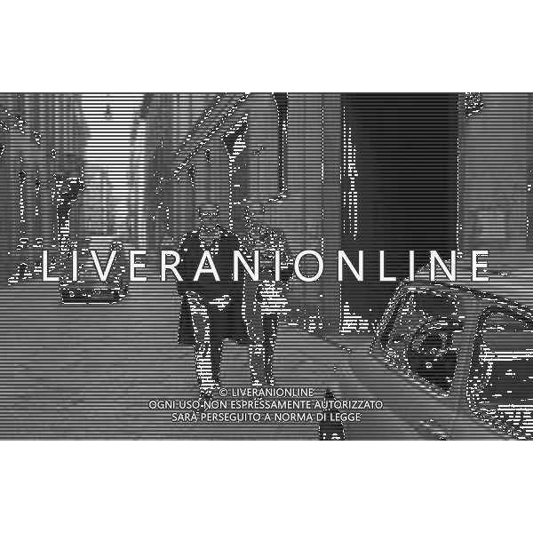 ENRICO MARIA SALERNO CON LA COMPAGNA ALICE KESSLER PER LE VIE DELLA CITTA\' DI MILANO NEL MARZO 1971 - RETROSPETTIVA ©Archivio Giovanni Liverani /AGENZIA ALDO LIVERANI SAS