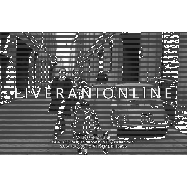 ENRICO MARIA SALERNO CON LA COMPAGNA ALICE KESSLER PER LE VIE DELLA CITTA\' DI MILANO NEL MARZO 1971 - RETROSPETTIVA ©Archivio Giovanni Liverani /AGENZIA ALDO LIVERANI SAS