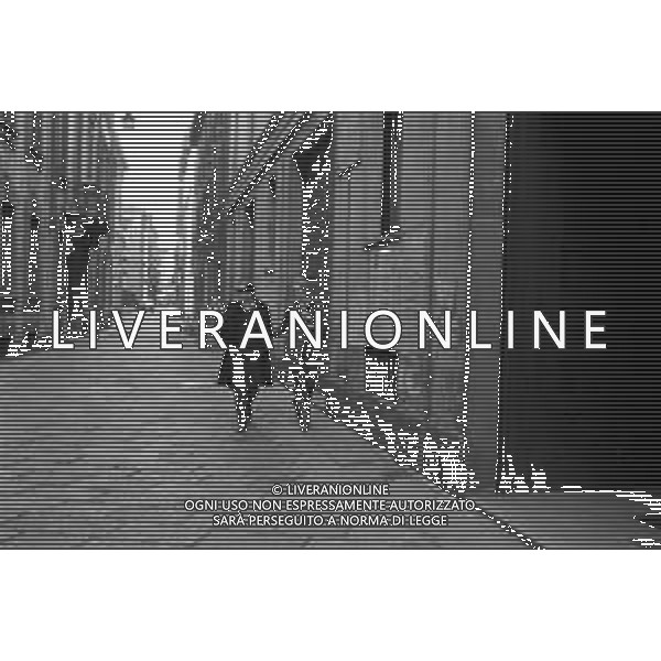 ENRICO MARIA SALERNO CON LA COMPAGNA ALICE KESSLER PER LE VIE DELLA CITTA\' DI MILANO NEL MARZO 1971 - RETROSPETTIVA ©Archivio Giovanni Liverani /AGENZIA ALDO LIVERANI SAS