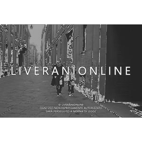 ENRICO MARIA SALERNO CON LA COMPAGNA ALICE KESSLER PER LE VIE DELLA CITTA\' DI MILANO NEL MARZO 1971 - RETROSPETTIVA ©Archivio Giovanni Liverani /AGENZIA ALDO LIVERANI SAS