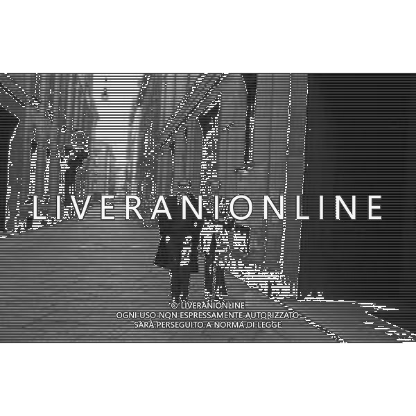 ENRICO MARIA SALERNO CON LA COMPAGNA ALICE KESSLER PER LE VIE DELLA CITTA\' DI MILANO NEL MARZO 1971 - RETROSPETTIVA ©Archivio Giovanni Liverani /AGENZIA ALDO LIVERANI SAS