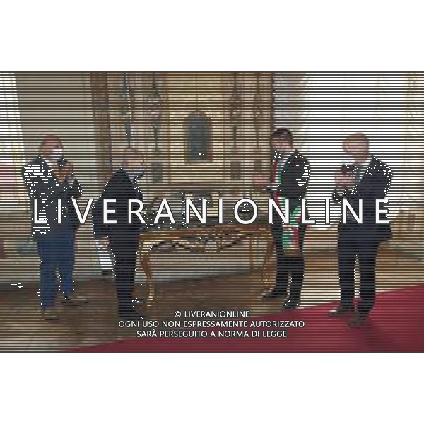 IMOLA 30 10 2021 COMUNE DI IMOLA RICORDA AMEDEO RUGGI EX SINDACO DI IMOLA "UN SINDACO TRA LA GENTE" NELLA FOTO DA SINISTRA I FIGLI PAOLO E MARCO REMO RUGGI,SINDACO MARCO PANIERI E ASS REGIONALE PAOLO CALVANI CON LA TARGA DEDICATA A AMEDEO RUGGI ©SANNA/AGENZIA ALDO LIVERANI SAS