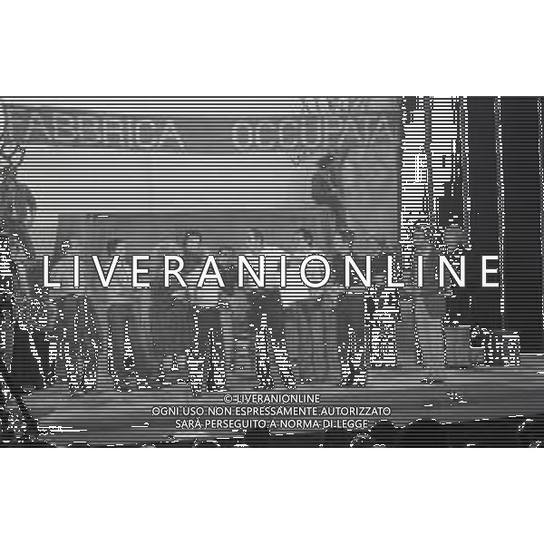 RETROSPETTIVA FELICE MUSAZZI ATTORE TEATRALE NELLA FOTO FELICE MUSAZZI CON LA COMPAGNIA TEATRALE I LEGNANESI NEL RUOLO DI TERESA NELL\'ANNO 1980 A MILANO AG ALDO LIVERANI SAS 