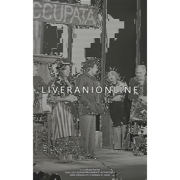 RETROSPETTIVA FELICE MUSAZZI ATTORE TEATRALE NELLA FOTO FELICE MUSAZZI CON LA COMPAGNIA TEATRALE I LEGNANESI NEL RUOLO DI TERESA NELL\'ANNO 1980 A MILANO AG ALDO LIVERANI SAS 