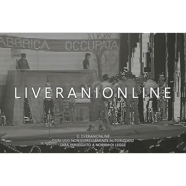 RETROSPETTIVA FELICE MUSAZZI ATTORE TEATRALE NELLA FOTO FELICE MUSAZZI CON LA COMPAGNIA TEATRALE I LEGNANESI NEL RUOLO DI TERESA NELL\'ANNO 1980 A MILANO AG ALDO LIVERANI SAS 