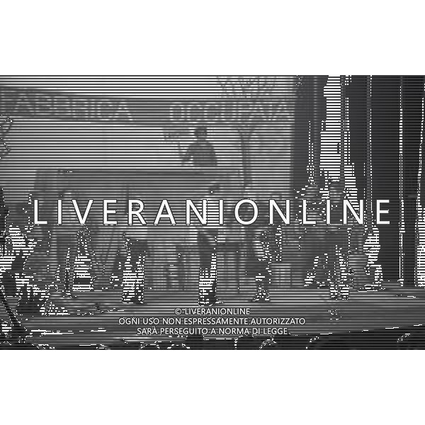 RETROSPETTIVA FELICE MUSAZZI ATTORE TEATRALE NELLA FOTO FELICE MUSAZZI CON LA COMPAGNIA TEATRALE I LEGNANESI NEL RUOLO DI TERESA NELL\'ANNO 1980 A MILANO AG ALDO LIVERANI SAS 
