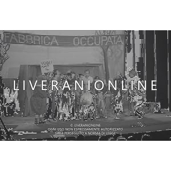 RETROSPETTIVA FELICE MUSAZZI ATTORE TEATRALE NELLA FOTO FELICE MUSAZZI CON LA COMPAGNIA TEATRALE I LEGNANESI NEL RUOLO DI TERESA NELL\'ANNO 1980 A MILANO AG ALDO LIVERANI SAS 