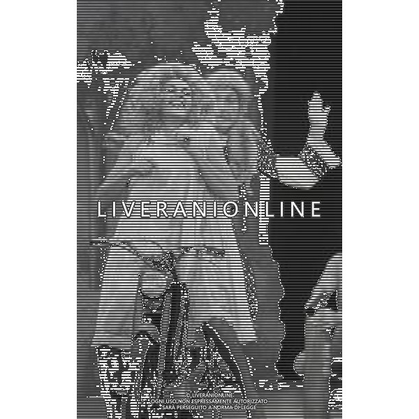 RETROSPETTIVA FELICE MUSAZZI ATTORE TEATRALE NELLA FOTO FELICE MUSAZZI E TONY BARLOCCO CON LA COMPAGNIA TEATRALE I LEGNANESI NEL RUOLO DI TERESA NELL\'ANNO 1980 A MILANO AG ALDO LIVERANI SAS 
