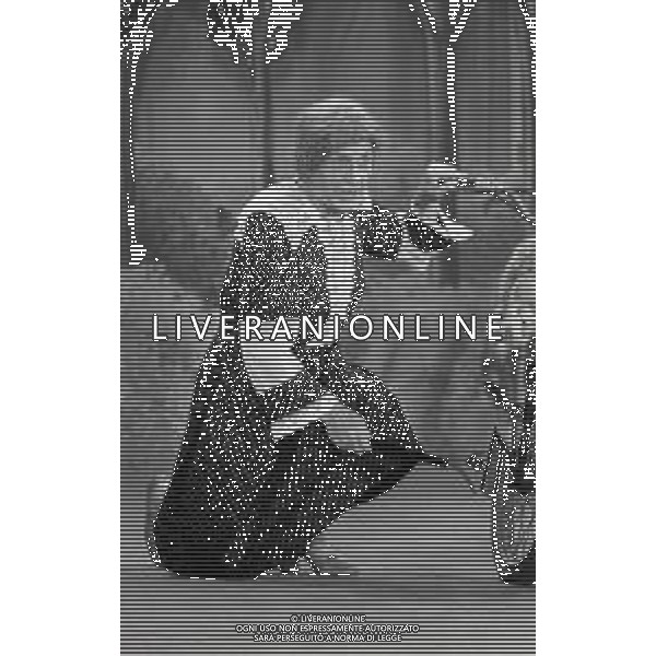 RETROSPETTIVA FELICE MUSAZZI ATTORE TEATRALE NELLA FOTO FELICE MUSAZZI CON LA COMPAGNIA TEATRALE I LEGNANESI NEL RUOLO DI TERESA NELL\'ANNO 1980 A MILANO AG ALDO LIVERANI SAS 