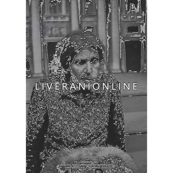 RETROSPETTIVA FELICE MUSAZZI ATTORE TEATRALE NELLA FOTO FELICE MUSAZZI CON LA COMPAGNIA TEATRALE I LEGNANESI NEL RUOLO DI TERESA NELL\'ANNO 1980 A MILANO AG ALDO LIVERANI SAS 