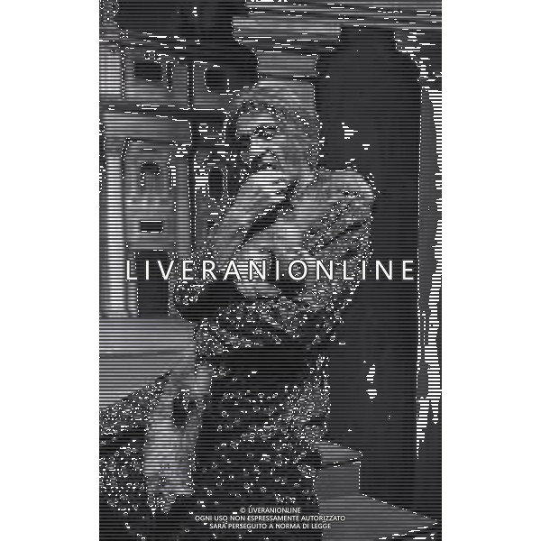 RETROSPETTIVA FELICE MUSAZZI ATTORE TEATRALE NELLA FOTO FELICE MUSAZZI CON LA COMPAGNIA TEATRALE I LEGNANESI NEL RUOLO DI TERESA NELL\'ANNO 1980 A MILANO AG ALDO LIVERANI SAS 