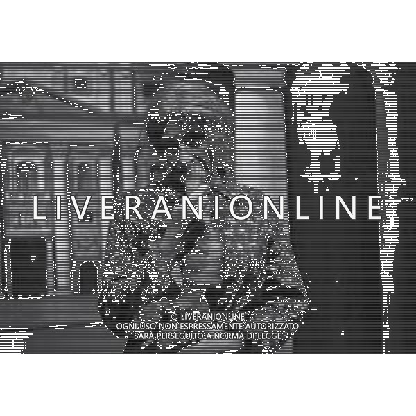 RETROSPETTIVA FELICE MUSAZZI ATTORE TEATRALE NELLA FOTO FELICE MUSAZZI CON LA COMPAGNIA TEATRALE I LEGNANESI NEL RUOLO DI TERESA NELL\'ANNO 1980 A MILANO AG ALDO LIVERANI SAS 
