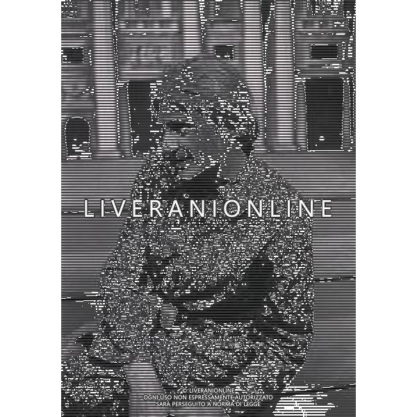 RETROSPETTIVA FELICE MUSAZZI ATTORE TEATRALE NELLA FOTO FELICE MUSAZZI CON LA COMPAGNIA TEATRALE I LEGNANESI NEL RUOLO DI TERESA NELL\'ANNO 1980 A MILANO AG ALDO LIVERANI SAS 