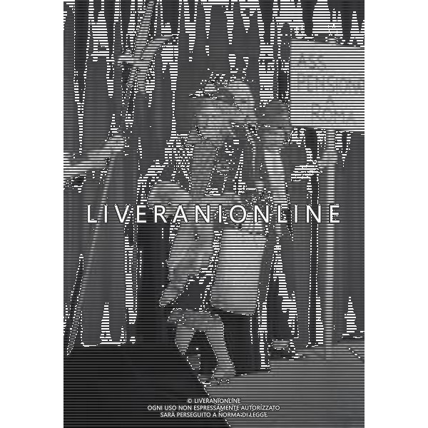 RETROSPETTIVA FELICE MUSAZZI ATTORE TEATRALE NELLA FOTO FELICE MUSAZZI CON LA COMPAGNIA TEATRALE I LEGNANESI NEL RUOLO DI TERESA NELL\'ANNO 1980 A MILANO AG ALDO LIVERANI SAS 
