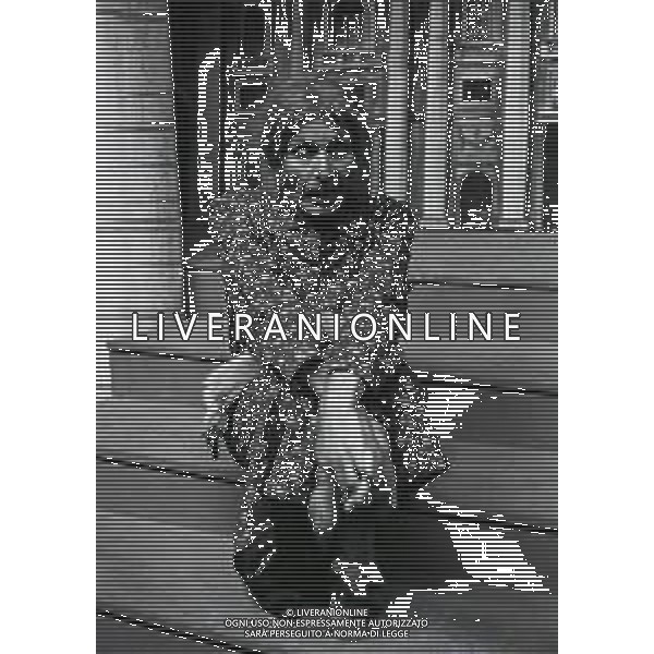 RETROSPETTIVA FELICE MUSAZZI ATTORE TEATRALE NELLA FOTO FELICE MUSAZZI CON LA COMPAGNIA TEATRALE I LEGNANESI NEL RUOLO DI TERESA NELL\'ANNO 1980 A MILANO AG ALDO LIVERANI SAS 
