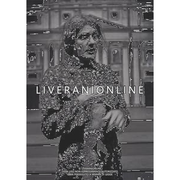 RETROSPETTIVA FELICE MUSAZZI ATTORE TEATRALE NELLA FOTO FELICE MUSAZZI CON LA COMPAGNIA TEATRALE I LEGNANESI NEL RUOLO DI TERESA NELL\'ANNO 1980 A MILANO AG ALDO LIVERANI SAS 