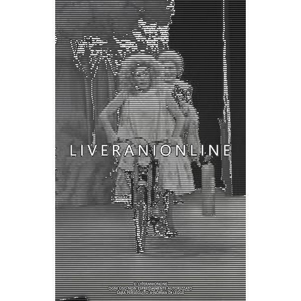 RETROSPETTIVA FELICE MUSAZZI ATTORE TEATRALE NELLA FOTO FELICE MUSAZZI E TONY BARLOCCO CON LA COMPAGNIA TEATRALE I LEGNANESI NEL RUOLO DI TERESA NELL\'ANNO 1980 A MILANO AG ALDO LIVERANI SAS 