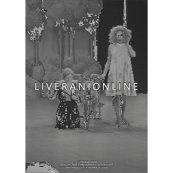 RETROSPETTIVA FELICE MUSAZZI ATTORE TEATRALE NELLA FOTO FELICE MUSAZZI E TONY BARLOCCO CON LA COMPAGNIA TEATRALE I LEGNANESI NEL RUOLO DI TERESA NELL\'ANNO 1980 A MILANO AG ALDO LIVERANI SAS 