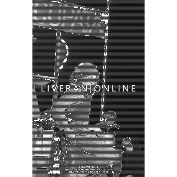 RETROSPETTIVA FELICE MUSAZZI ATTORE TEATRALE NELLA FOTO FELICE MUSAZZI CON LA COMPAGNIA TEATRALE I LEGNANESI NEL RUOLO DI TERESA NELL\'ANNO 1980 A MILANO AG ALDO LIVERANI SAS 