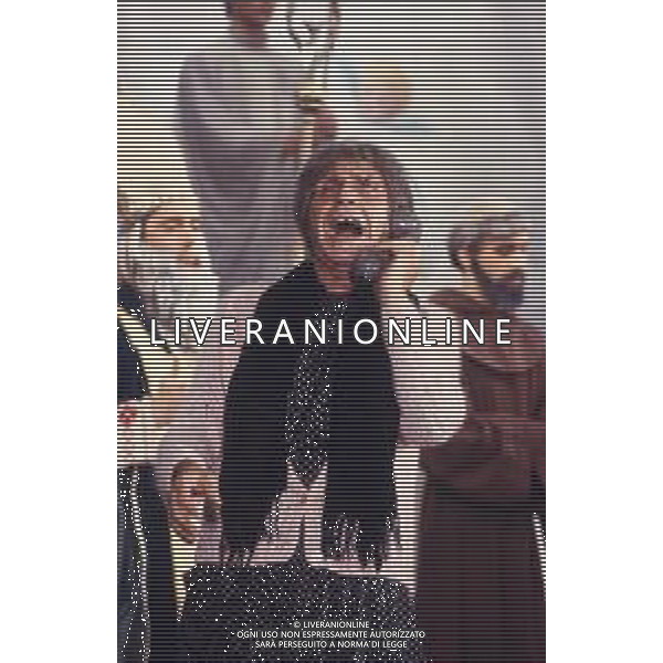 RETROSPETTIVA FELICE MUSAZZI ATTORE TEATRALE NELLA FOTO FELICE MUSAZZI CON LA COMPAGNIA TEATRALE I LEGNANESI NEL RUOLO DI TERESA NELL\'ANNO 1981 A MILANO AG ALDO LIVERANI SAS  