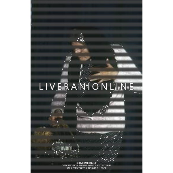 RETROSPETTIVA FELICE MUSAZZI ATTORE TEATRALE NELLA FOTO FELICE MUSAZZI CON LA COMPAGNIA TEATRALE I LEGNANESI NEL RUOLO DI TERESA NELL\'ANNO 1981 A MILANO AG ALDO LIVERANI SAS  