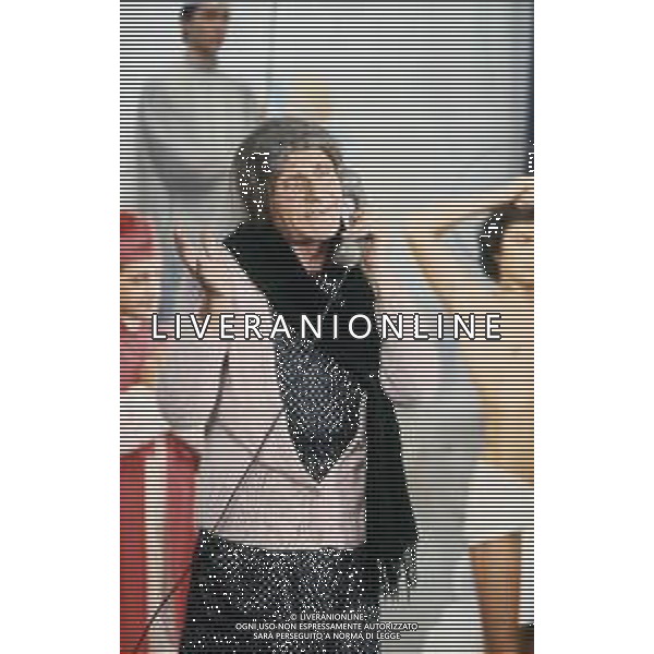 RETROSPETTIVA FELICE MUSAZZI ATTORE TEATRALE NELLA FOTO FELICE MUSAZZI CON LA COMPAGNIA TEATRALE I LEGNANESI NEL RUOLO DI TERESA NELL\'ANNO 1981 A MILANO AG ALDO LIVERANI SAS  