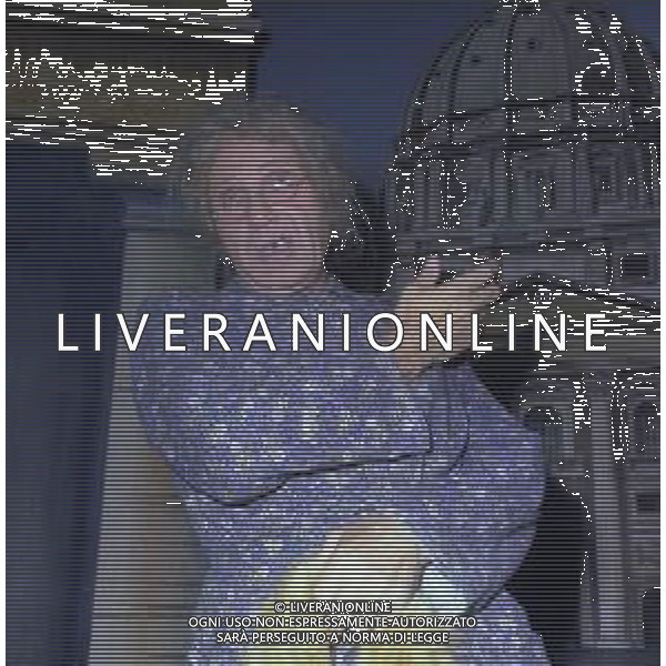 RETROSPETTIVA FELICE MUSAZZI ATTORE TEATRALE NELLA FOTO FELICE MUSAZZI CON LA COMPAGNIA TEATRALE I LEGNANESI NEL RUOLO DI TERESA NELL\'ANNO 1980 A MILANO AG ALDO LIVERANI SAS